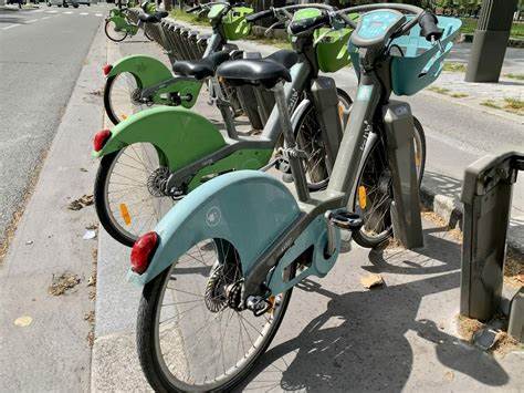 Paris by Bike: How to rent a Vélib bike in Paris (2025)