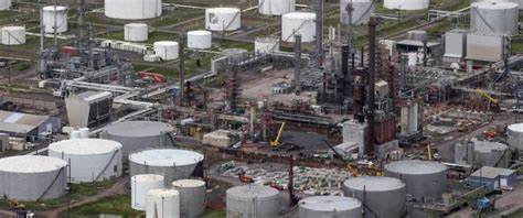 Oil Falls Below $70 as Sentiment Sours
