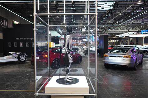 Tesla Pivots to Robots as Investors Question Sales and Soaring Valuation