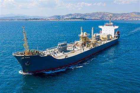 The cement transport ship that makes cement ingredients while sailing