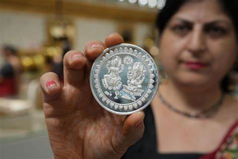 Israeli Stocks Surge, Currency Gains Despite Iran Conflict
