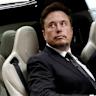 Tesla Robotaxi misses left-turn and drives into oncoming traffic lane casually