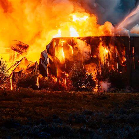 Großbrand in Mainz: 100 Retter kämpfen gegen Inferno in Lagerhalle