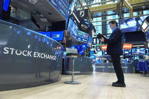 US stocks end up, with S&P 500 and Nasdaq records despite terminated Canada trade talks