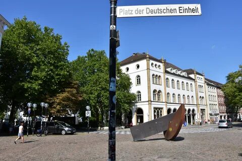 Not auf dem Platz Ein Fußballer fühlt sich unbeobachtet. Und pinkelt an der Eckfahne