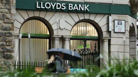 Lloyds Bank aiming to become giant UK landlord - BBC