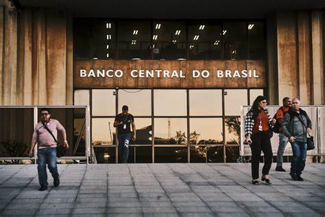 Brazil Central Bank Defends Gradual Start to Interest Rate Hiking Cycle