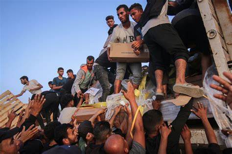 Eleven-minute race for food: how aid points in Gaza became 'death traps'