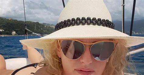 Rebel Wilson, 44, shows off jaw-dropping weight loss in tiny white bikini on beach - The Mirror US