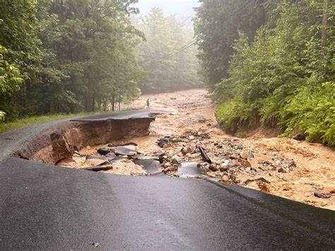 Kentucky floods leave two dead and another missing as mud slides block roads - The Mirror US
