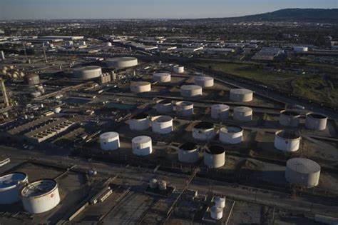 U.S. Crude Oil Stockpiles Post Large Weekly Build