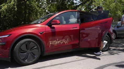 Tesla Robotaxi drops rider in the middle of the intersection and just sits there