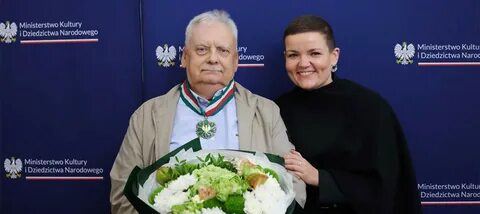 Witcher creator Andrzej Sapkowski gets a medal, accepts it with a grumpy face