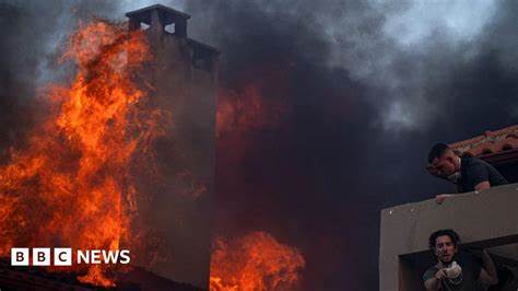 Wildfires rage in Greece and Turkey as extreme heat persists - BBC