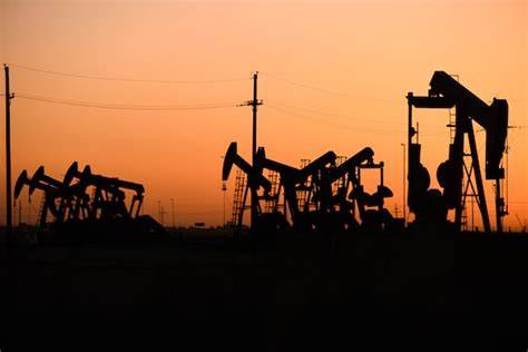 Oil posts weekly fall on tariff worry and rising supplies