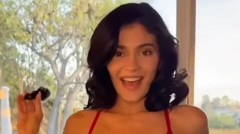 Kylie Jenner defended after facing criticism for joke about wearing latex to pick up kids from school - Yahoo Entertainment