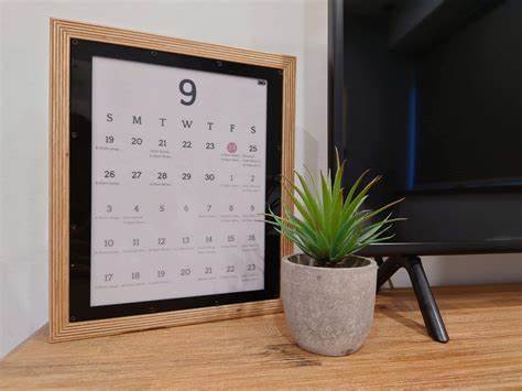 DIY Color E-Ink Calendar with a Raspberry Pi [video]